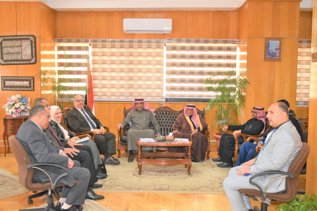 وفد من السفارة السعودية يشهد مناقشة 